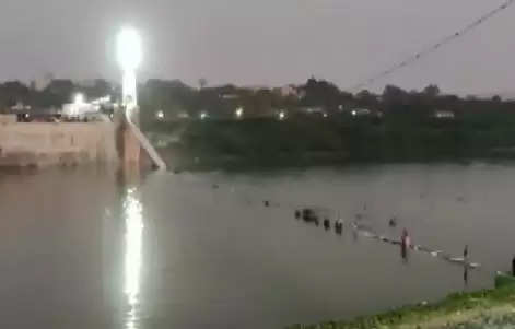 गुजरात के मोरबी में बड़ा हादसा, मच्छु नदी पर बने केबल ब्रिज टूटने से 400 लोगों के नदी में गिरने की आशंका