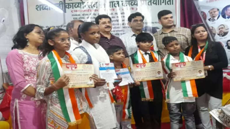 "शब्दावली काव्योत्सव एवं बाल काव्य प्रतियोगिता" में जमकर बरसा काव्य रस