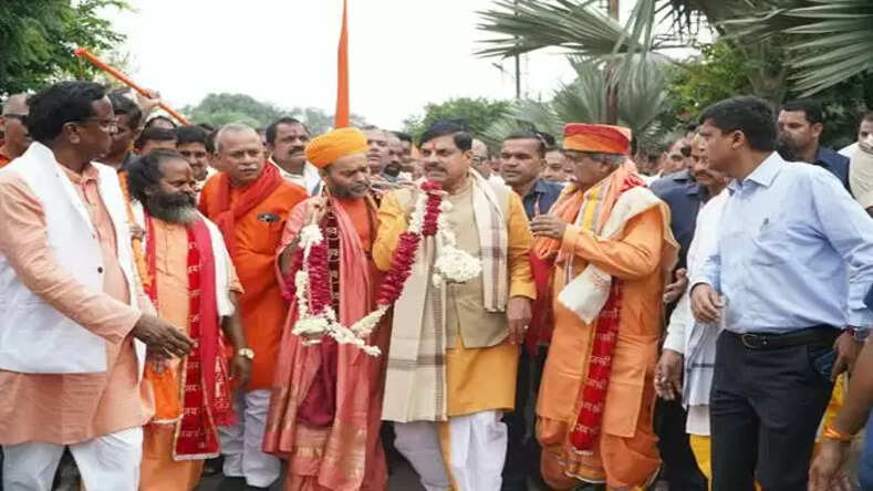 MP News : उज्जैन में समर्पण कावड़ यात्रा में शामिल हुए मुख्यमंत्री, कावड़ यात्रियों का पुष्प-वर्षा कर किया स्वागत
