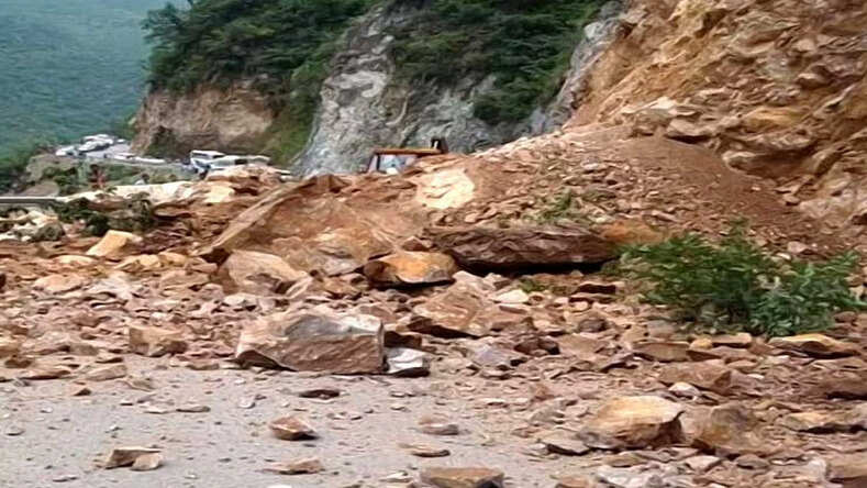 Uttarakhand News: बद्रीनाथ राष्ट्रीय राजमार्ग पर भारी बारिश के कारण हुआ भूस्खलन, मार्ग हुआ अवरुद्ध