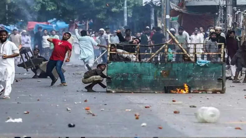 बांग्लादेश में फिर भड़की हिंसा, 32 की मौत, देशभर में लगाया गया कर्फ्यू