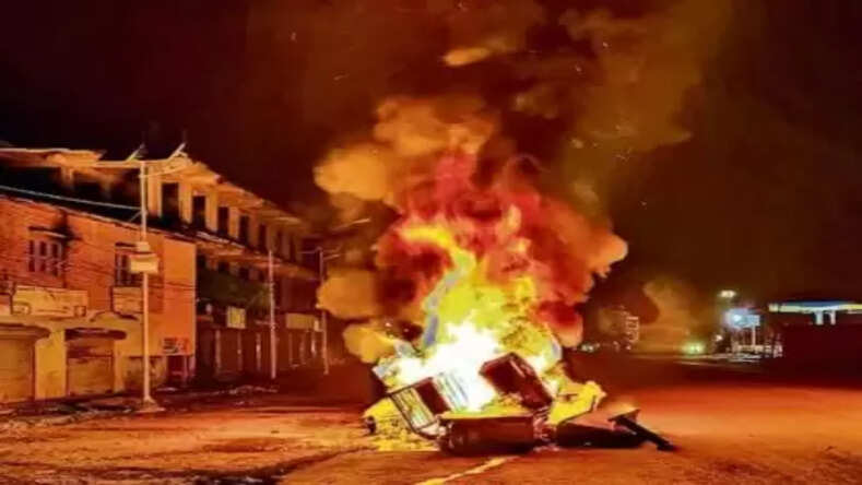 Manipur Violence: मणिपुर में एक बार फिर भीड़ ने सुरक्षा बलों को बनाया निशाना, सेना की 2 बसों को लगाई आग