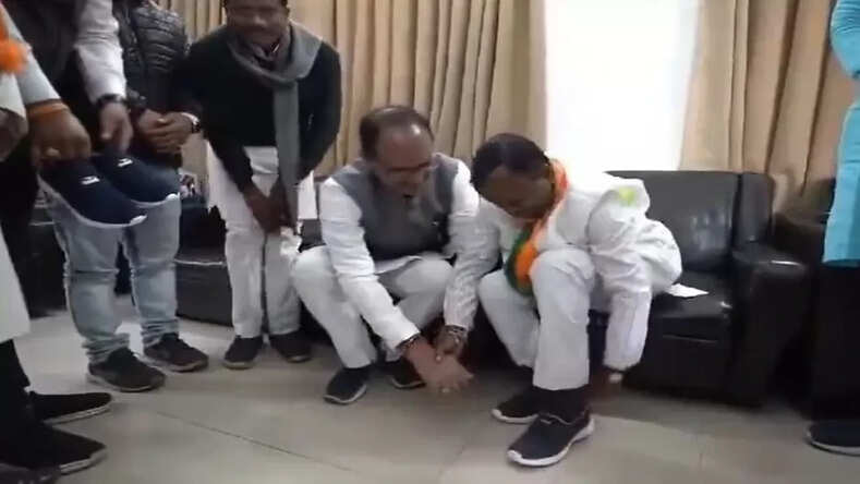 MP News: मध्य प्रदेश के पूर्व सीएम शिवराज सिंह ने रामदास को पहनाए जूते, पूरा हुआ...