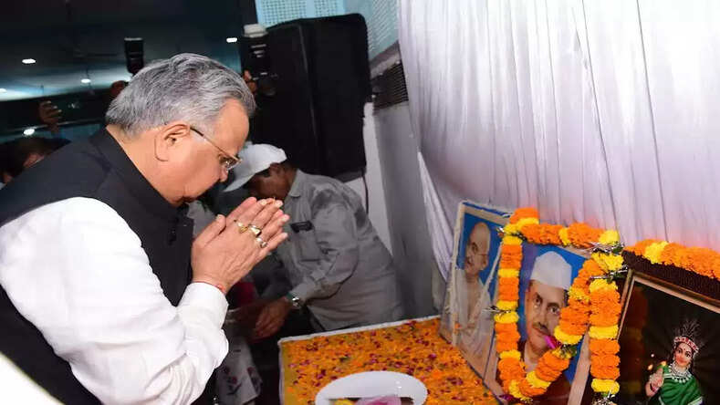 विधानसभा अध्यक्ष डॉ. रमन सिंह ने राष्ट्रपिता महात्मा गांधी की जयंती के अवसर पर उनकी प्रतिमा में माल्यार्पण कर उन्हें श्रद्धांजलि अर्पित की