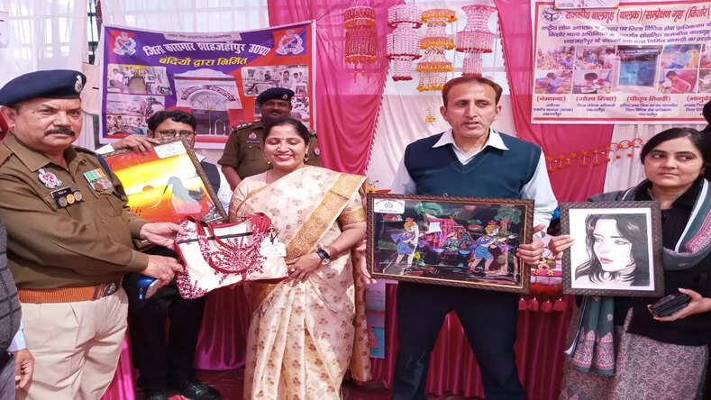राष्ट्रीय लोक अदालत के अवसर पर न्यायाधीश ने फीता काटकर स्टाल का किया उद्घाटन