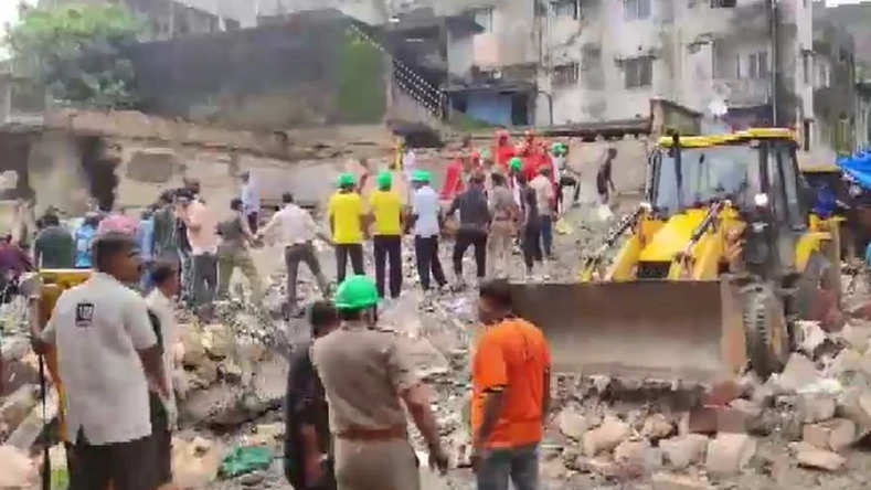 गुजरात के जूनागढ़ में भारी बारिश के बाद गिरी 2 मंजिला इमारत, दबकर चार की मौत