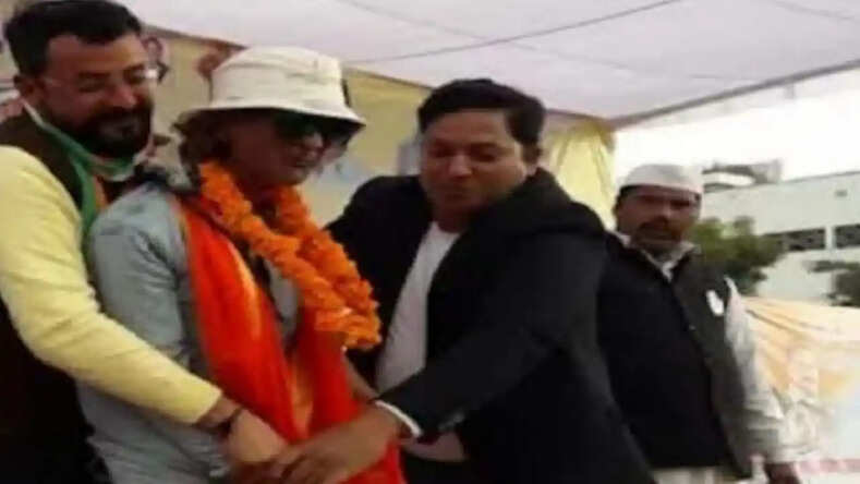 उत्तराखंड के पूर्व मुख्यमंत्री हरीश रावत की सुरक्षा में चूक, मंच पर चाकू लेकर चढ़ा युवक