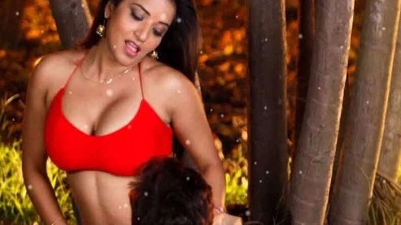 Monalisa ने बैकलेस रेड ब्लाउज़ में विक्रांत के साथ दिखाई प्रेमलीला