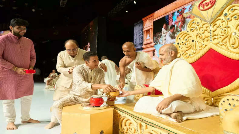Akshay Kumar Receives Esteemed Opportunity To Offer Food To Shri Hansratna Surishwarji as He Breaks 180 Day Fast