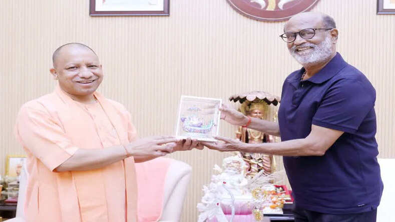 UP News: सीएम योगी से सुपरस्टार रजनीकांत ने आवास पर की मुलाकात, डिप्टी सीएम के साथ देखी 'जेलर' मूवी