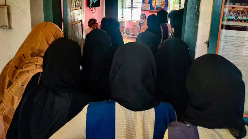 हिजाब विवाद: Hijab हटाकर पढ़ाने से इंग्लिश लेक्चरर का इनकार, नौकरी से दिया इस्तीफा