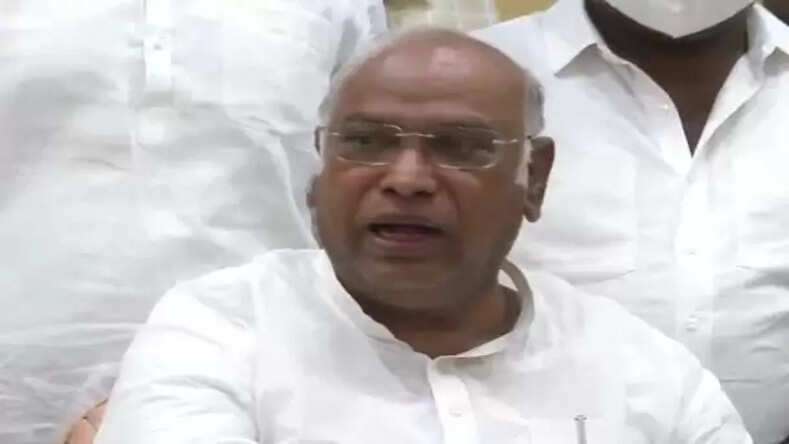 बोले- सोनिया गांधी कांग्रेस की अध्यक्ष,वो काम कर रहीं,कपिल सिब्बल के बयान पर खड़गे का पलटवार