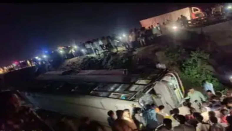 Maharashtra: मंथा शहर के किल्डी फाटा के पास ST बस 50 फीट गहरी खाई में गिरी, 42 यात्री घायल