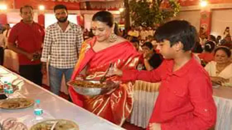 काजोल संग बेटे युग ने Durga पंडाल में परोसा भोग
