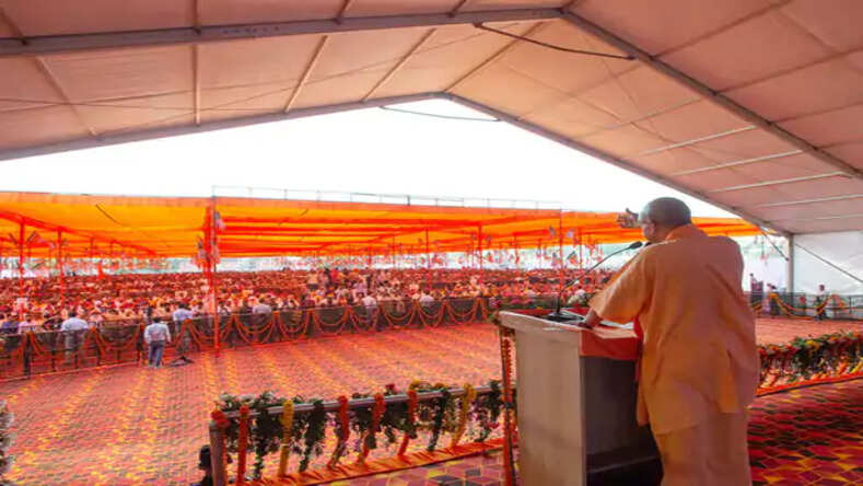 सीएम योगी ने सहारनपुर में किया रोड शो, मिला भारी जनसमर्थन, लगे योगी-योगी के नारे