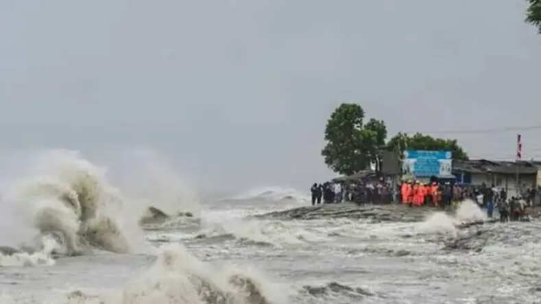 उत्तरी ओडिशा और पश्चिम बंगाल के तटों पर 120KM की रफ़्तार तांडव मचा सकता चक्रवाती तूफान