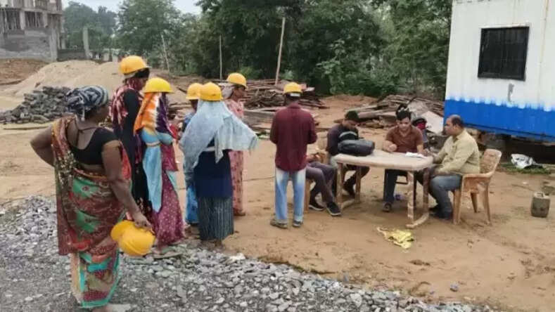 मोबाईल कैम्प के माध्यम से श्रमिक पंजीयन हेतु आवेदन एवं योजनाओं की दी जा रही जानकारी