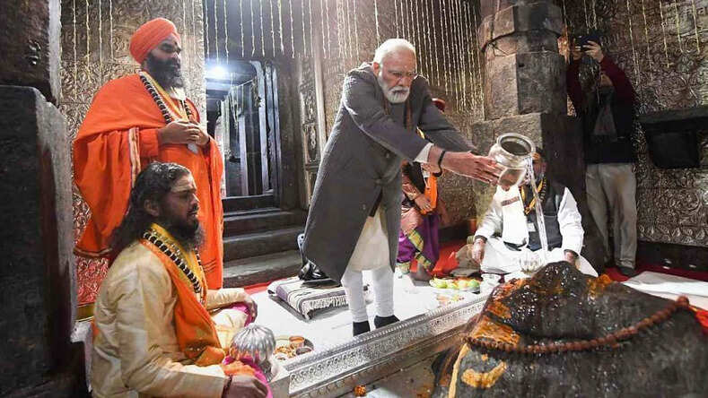 प्रधानमंत्री नरेंद्र मोदी के केदारनाथ दौरे पर विवाद, कांग्रेस ने गर्भ गृह से लाइव प्रसारण को लेकर जताई आपत्ति