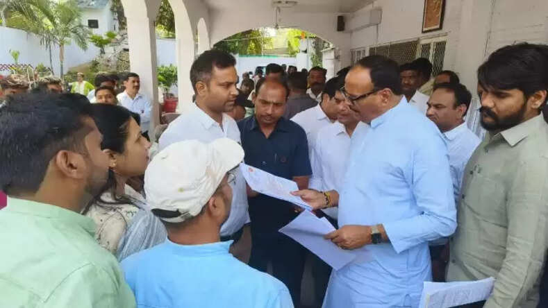 Lucknow News: डिप्टी सीएम पाठक से मिला प्रतिनिधिमंडल, नर्सों के समायोजन की उठाई मांग