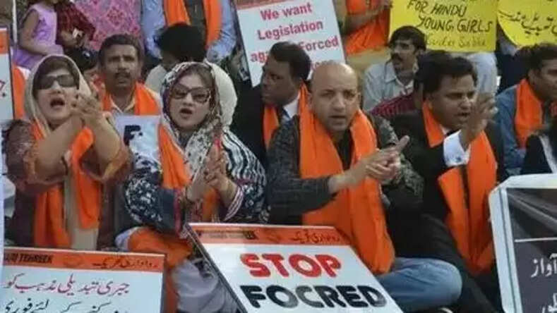  PAK में सुरक्षित नहीं अल्पसंख्यक बेटियाँ: मूक-बधिर नाबालिग का इस्लाम कबूल करवाकर बुज़ुर्ग से निकाह