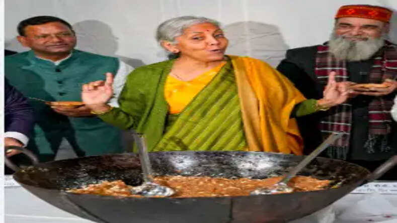Budget 2024: अंतरिम केन्द्रीय बजट 2024 से पहले वित्त मंत्री निर्मला सीतारमण नेमनाई हलवा सेरेमनी, खुद अधिकारियों को परोसा हलवा