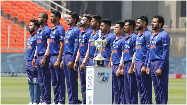 IND vs WI: लता मंगेशकर के निधन पर टीम इंडिया ने जताया शोक, 1000वें वनडे में काली पट्टी बांधकर मैदान पर उतरी