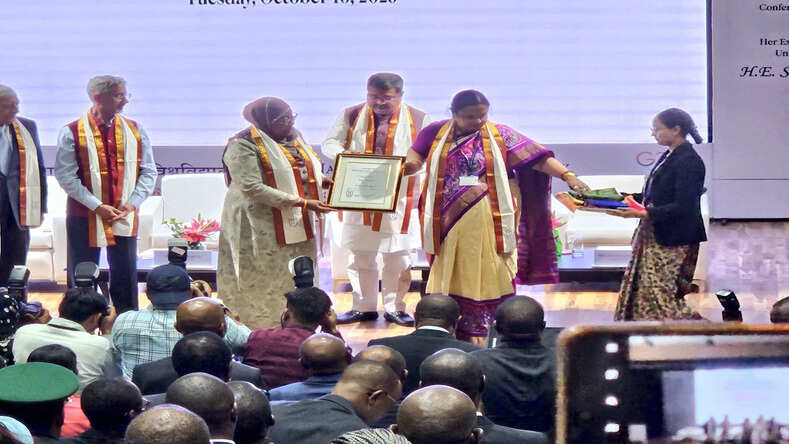 जेएनयू ने तंजानिया की राष्ट्रपति सामिया सुलुहू हसन को, डॉक्टरेट की मानद उपाधि से किया सम्मानित