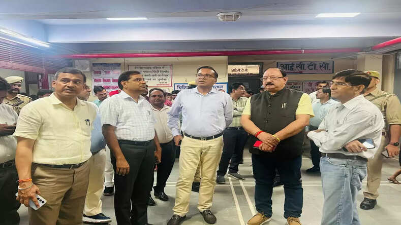 Shahjahanpur News: जिलाधिकारी धर्मेंद्र प्रताप सिंह ने जिला अस्पताल का निरीक्षण कर आवश्यक सुधार करने के दिए निर्देश