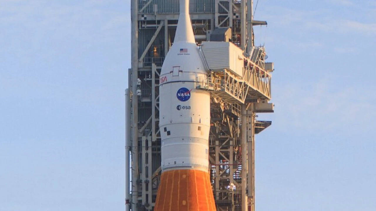 NASA का आर्टेमिस मिशन 'मून रॉकेट लॉन्च' से पहले फ्यूल लीक, फिर हुआ नासा का मून रॉकेट लॉन्चिंग कार्यक्रम बाधित 