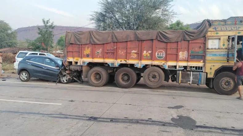 MP News: श्रद्धालुओं से भरी कार ट्रक में घुसी, पशुपतिनाथ के दर्शन करने नेपाल जा रहे 4 लोगो की मौत