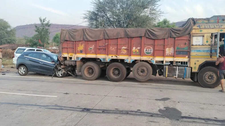 MP News: श्रद्धालुओं से भरी कार ट्रक में घुसी, पशुपतिनाथ के दर्शन करने नेपाल जा रहे 4 लोगो की मौत