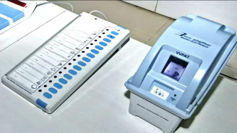  भारत के अलावा भी कुछ देश आज के वक्त भी वोट करने के लिए करते हैं EVM का इस्तेमाल