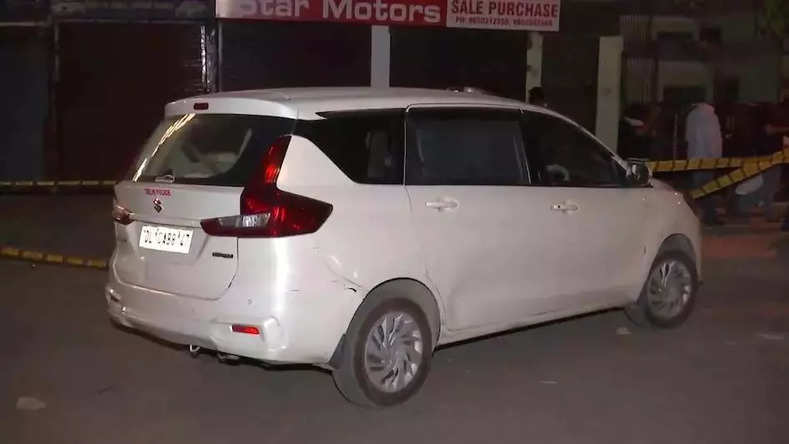 दिल्ली के सुभाष नगर इलाके में देर रात बदमाशों ने चलती कार पर चलाई गोलियां, जिसमे दो सगे भाई हुए घायल