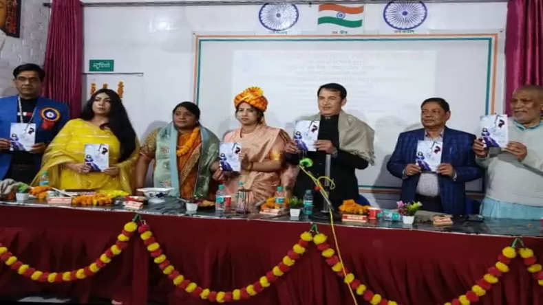 Noida News: अखिल भारतीय बसंती कवि सम्मेलन में हुआ 'वो लम्हे' उपन्यास का विमोचन