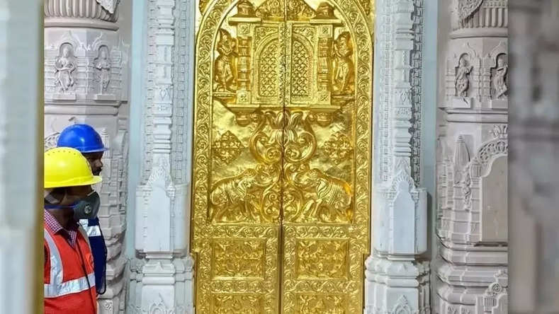 Ram Mandir Ayodhya: भव्य राम मंदिर में लगे स्वर्ण जड़ित दरवाजे की पहली तस्वीर आयी सामने 