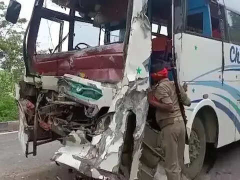  कांवड़ियों से भरी बस ने खड़े ट्रक में मारी जोरदार टक्‍कर, 7 कांवड़ियों की हालत गंभीर