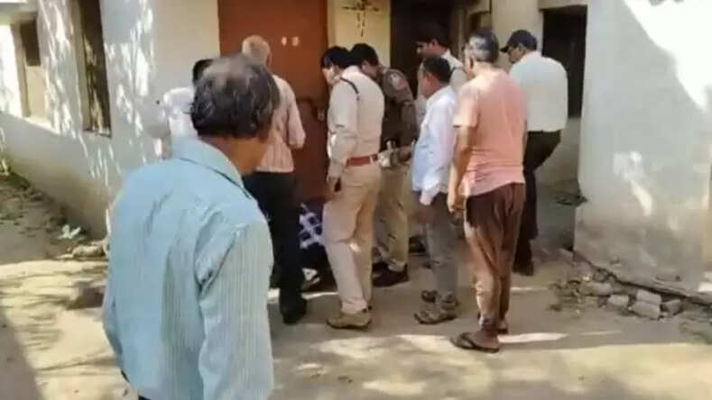 MP: सिंगरौली में वन विभाग से बर्खास्त क्लर्क ने पत्नी के साथ लगाई फांसी, मामले में आया नया मोड़