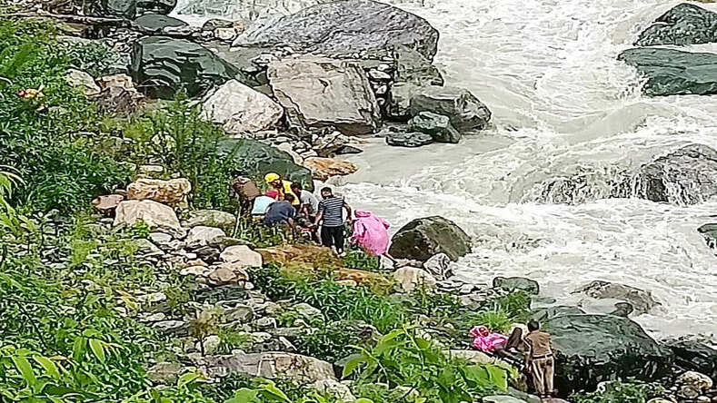 बद्रीनाथ जा रहे यूपी के 2 युवक गहरी खाई में गिरे, पुलिस-एसडीआरएफ ने बचाया
