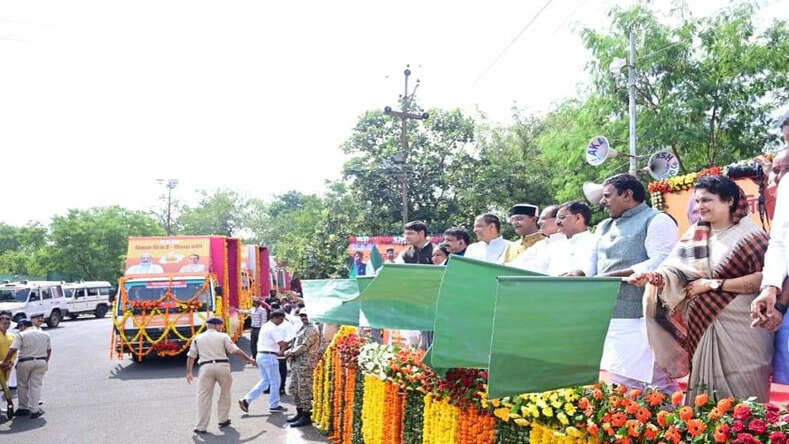Bhopal: मुख्यमंत्री शिवराज सिंह चौहान ने विकास रथ को दिखाई हरी झंडी