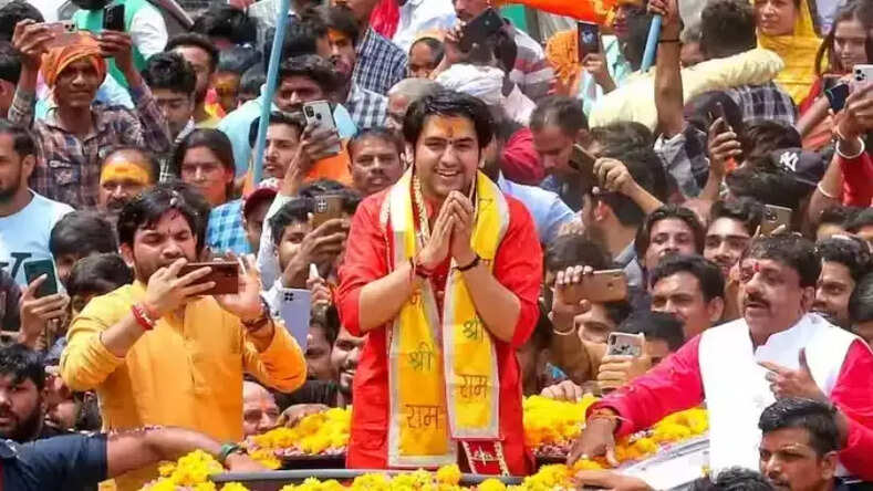 MP News: सोशल मीडिया पर पंडित धीरेंद्र शास्त्री के आपत्तिजनक वीडियो को जल्द से जल्द हटाएं, हाई कोर्ट का आदेश