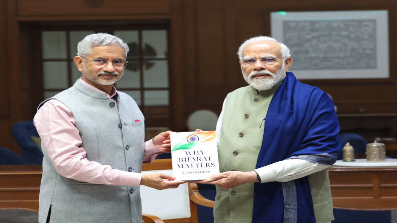 विदेश मंत्री एस जयशंकर ने प्रधानमंत्री को अपनी लिखी पुस्तक 'व्हाई भारत मैटर्स' की पहली प्रति भेंट की