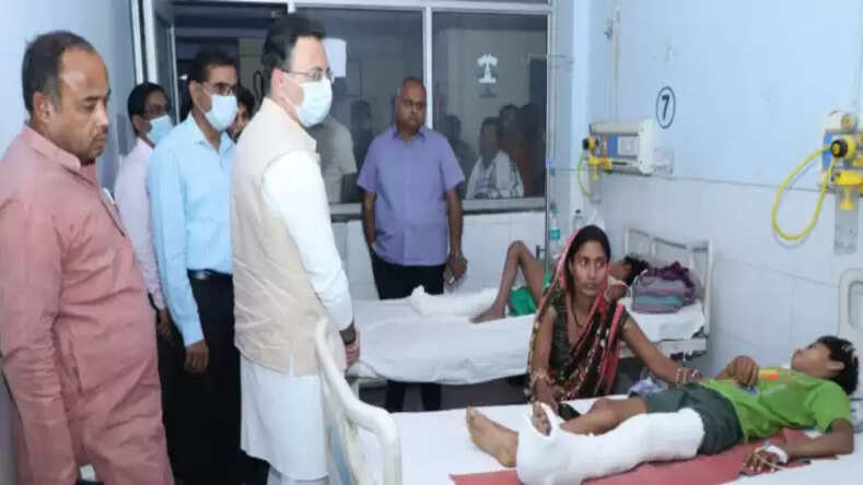 UP News: मेडिकल कालेज में घायलों से मिले जितिन प्रसाद, कहा- दुख की इस घड़ी में सरकार पूरी संवेदना