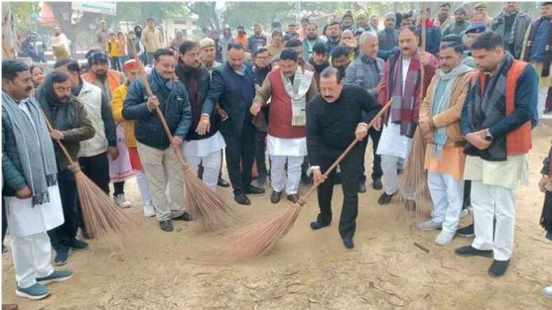 यूपी के मैनपुरी में पहुंचे केंद्रीय मंत्री जितेंद्र, मंदिर में की साफ-सफाई, दिया खास संदेश
