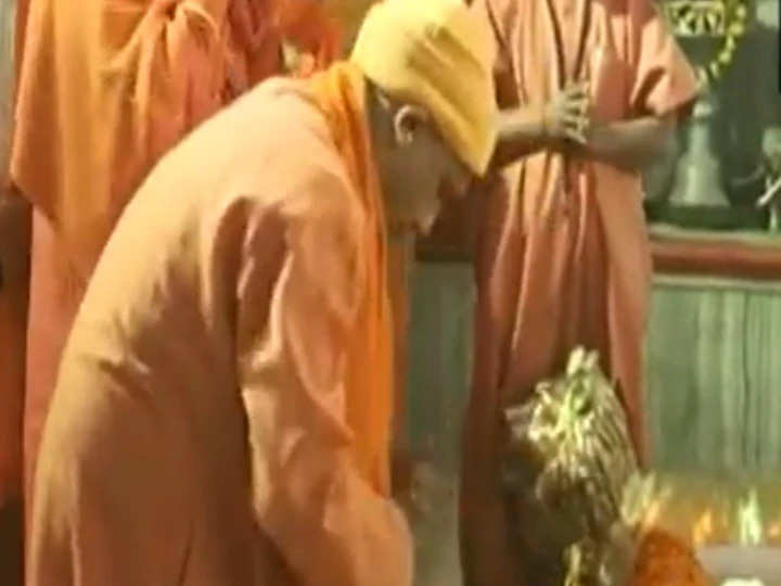 Gorakhpur News: मकर संक्रांति पर गोरखनाथ मंदिर में उमड़ा आस्था का जनसैलाब, मुख्यमंत्री योग आदित्‍यनाथ  ने चढ़ाई खिचड़ी