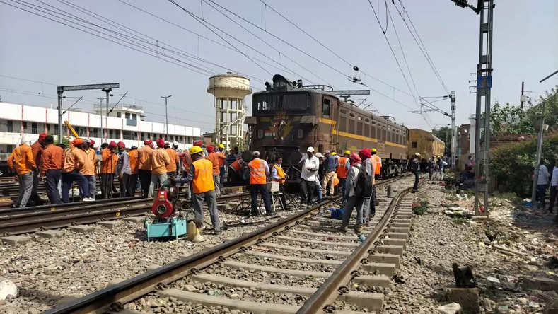 Prayagraj News: प्रयागघाट स्टेशन पर शटिंग के दौरान पटरी से उतरी बरेली एक्सप्रेस ट्रेन 