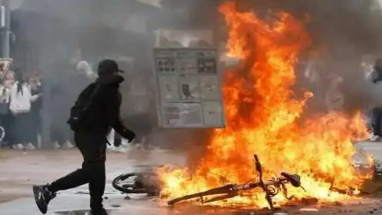 फ्रांस में छात्रों का प्रदर्शन हुआ उग्र, 400 हाई स्कूल बंद; 2,000 से ज्यादा लोग हिरासत में