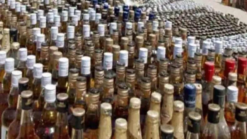 बिहार में BJP नेता के घर से भारी मात्रा में अंग्रेजी शराब व बीयर बरामद, पुलिस ने किया गिरफ्तार