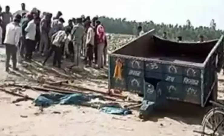 UP News: शाहजहांपुर में बड़ा हादसा, गर्रा नदी में 40 लोगों से भरी ट्रैक्टर-ट्रॉली गिरी, 6 लोगों की मौत