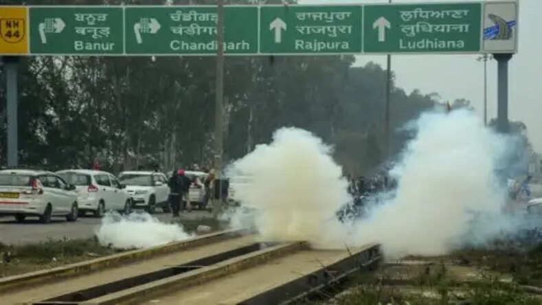 दिल्ली में शंभू बॉर्डर पर जंग जैसा नजारा, पुलिस से भिड़े किसान