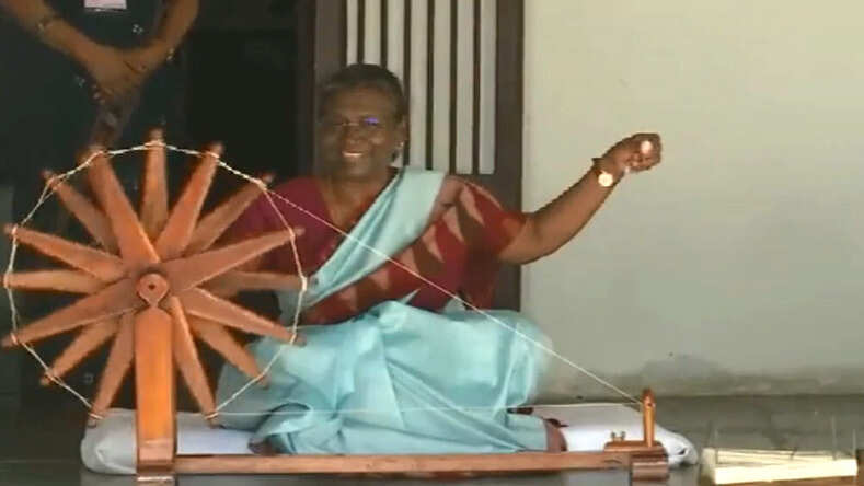 राष्ट्रपति Draupadi Murmu ने गांधी आश्रम में चलाया चरखा बापू को दी श्रद्धांजलि
